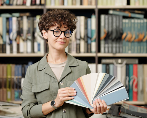 Femme porteuse lunettes verres progressifs Selective verres optiques français fabriqués par BBGR