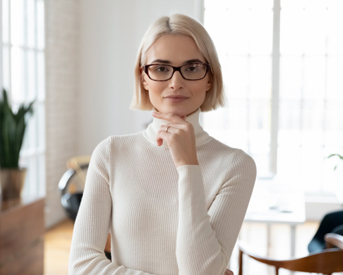 Femme porteuse lunettes verres unifocaux Selective verres optiques français fabriqués par BBGR