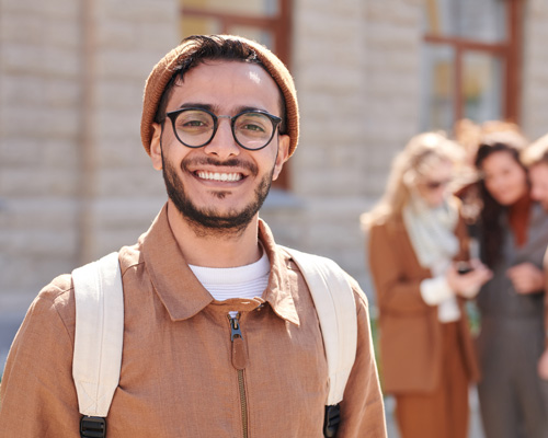 Homme jeune porteur lunettes verres unifocaux Selective verres optiques français fabriqués par BBGR