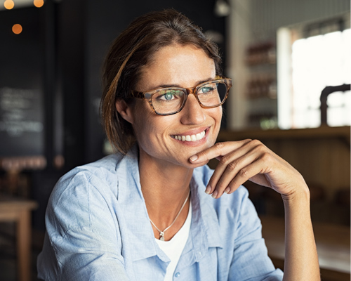 Femme quarantaine porteuse lunettes verres progressifs Selective verres optiques français fabriqués par BBGR