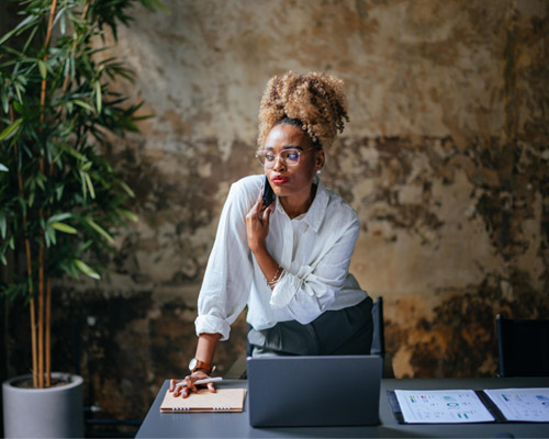 Photo illustration femme à lunettes pour les verres optiques progressifs Sélective BBGR