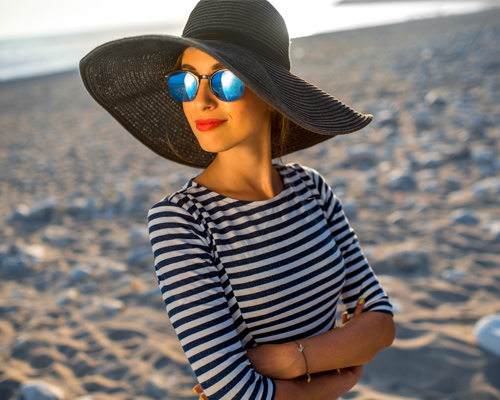 Photo illustration femme à lunettes de soleil pour protection solaire des verres optiques Sélective BBGR